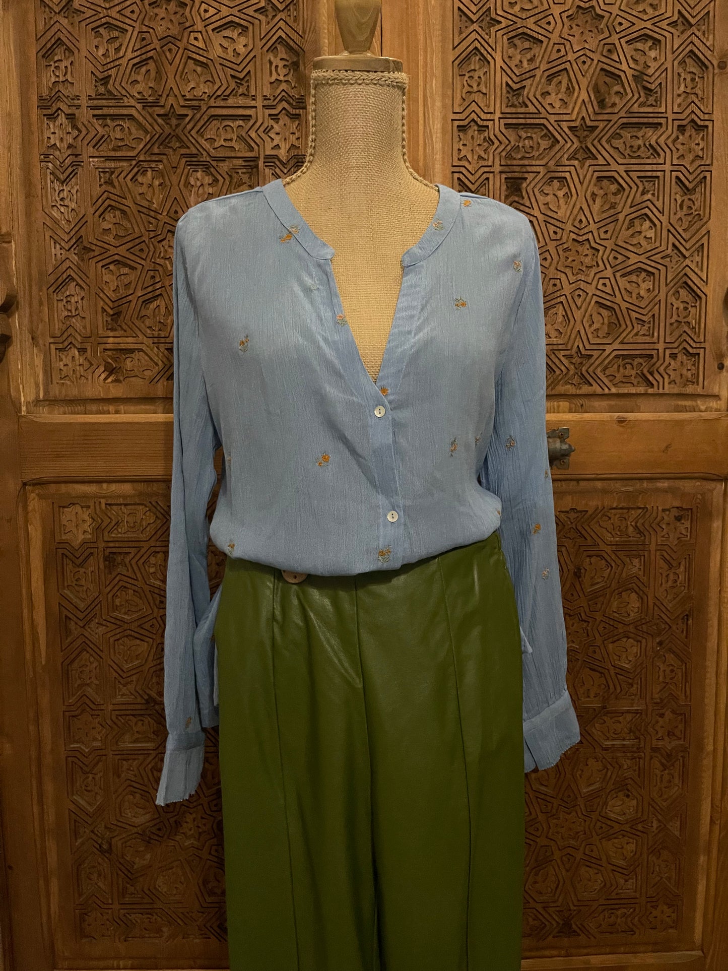 Chemise à fleur brodée