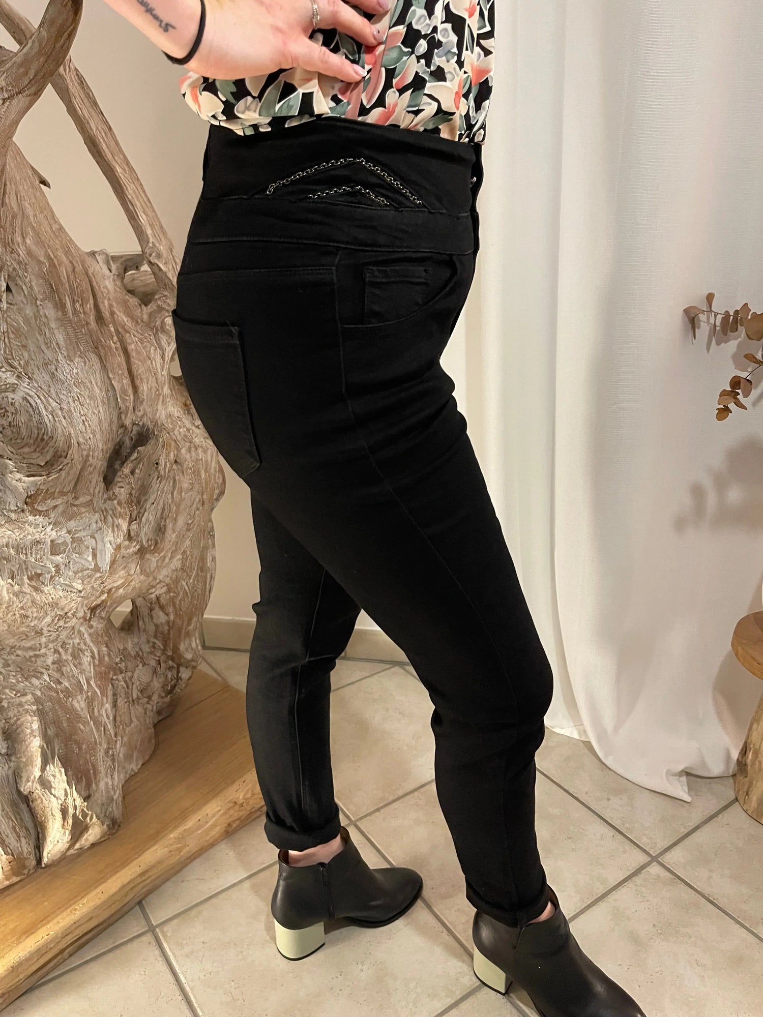 Jean noir avec détail Manigance.fr