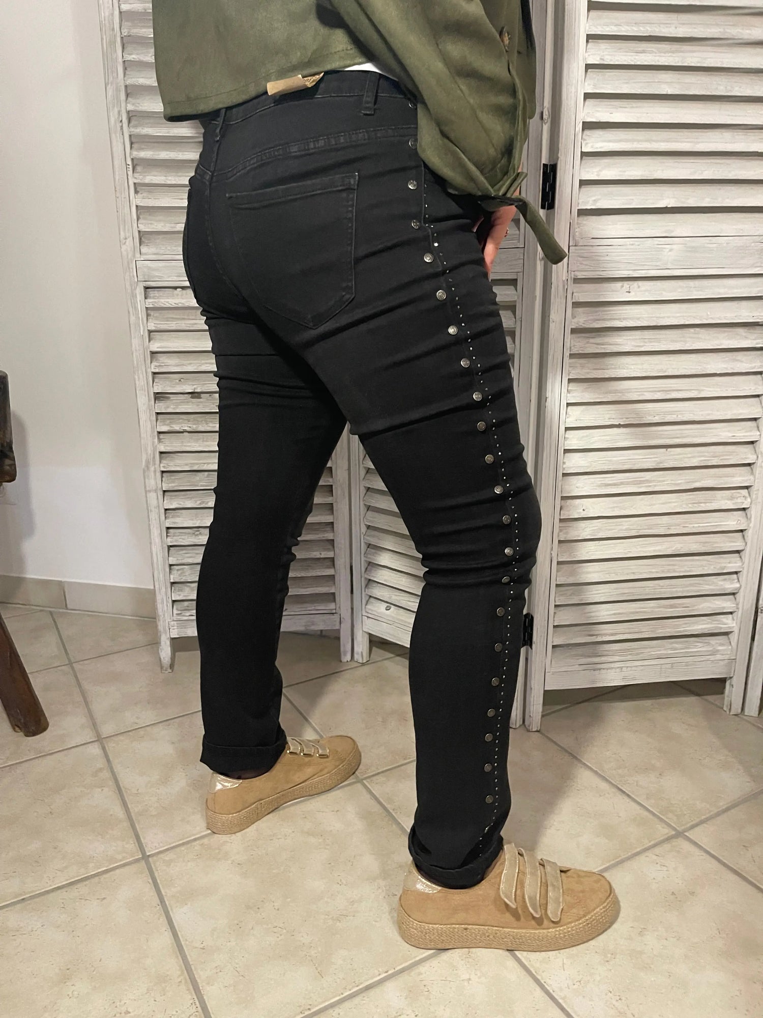 Jean noir avec détail sur le côté Manigance.fr