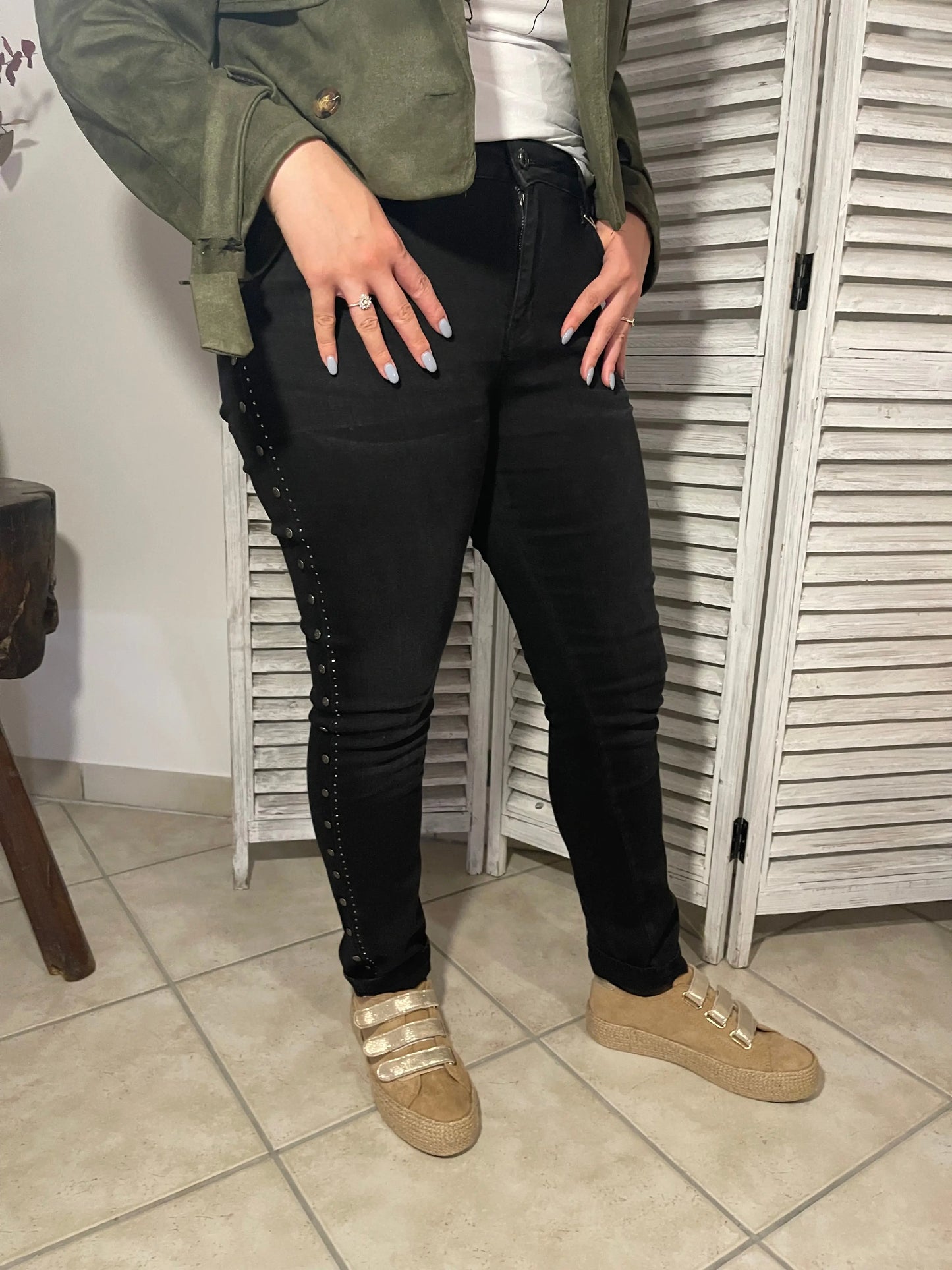 Jean noir avec détail sur le côté Manigance.fr