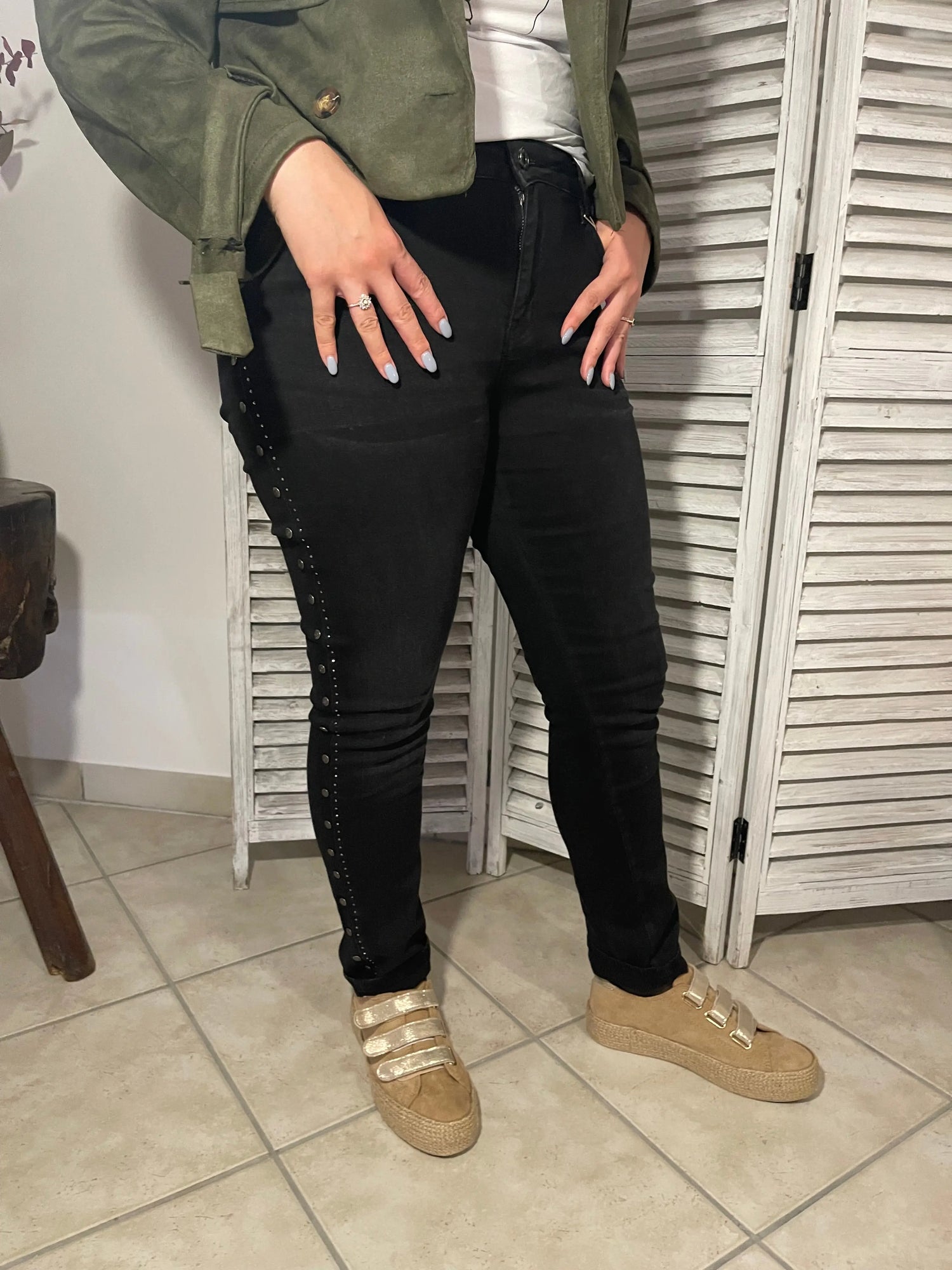 Jean noir avec détail sur le côté Manigance.fr