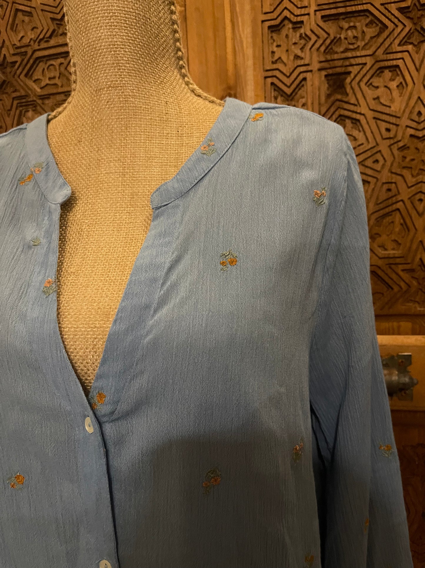 Chemise à fleur brodée