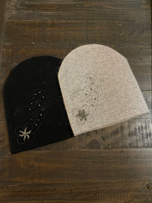 Bonnet avec motif en strass.